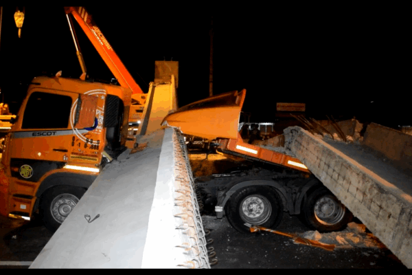 ระทึก! สะพานลอยกำลังก่อสร้างมูลค่า 7 ล้าน พังถล่มทับรถเครน – รถเทรลเลอร์ พังยับ วงจรปิดจับภาพนาทีถล่ม