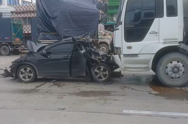 12 ล้อ เบรกไม่ทัน พุ่งชน HR-V เต็มแรง อัดก๊อปปี้ 6 ล้อพังยับทั้งคัน