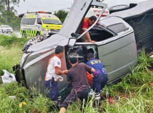 กระบะหาดใหญ่กลับควนขนุน เจอฝนถนนลื่น คว่ำกลางถนน เจ็บทั้งคนขับ–คนนั่ง