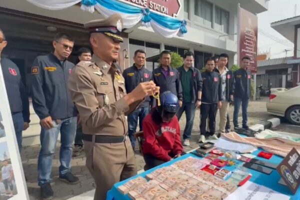ชลบุรี – รวบบอย สาว2 พร้อมรถเก๋งโจรงัดตู้เซฟกุฏิเจ้าอาวาสวัดนามะตูม ฉกเงินสดและทองคำ มูลค่าเกือบ 10 ล้านทำแผนประกอบคำรับสารภาพ บอยกล่าวสั้นๆ ขอโทษ