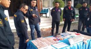 ชลบุรี – รวบบอย สาว2 พร้อมรถเก๋งโจรงัดตู้เซฟกุฏิเจ้าอาวาสวัดนามะตูม ฉกเงินสดและทองคำ มูลค่าเกือบ 10 ล้านทำแผนประกอบคำรับสารภาพ บอยกล่าวสั้นๆ ขอโทษ