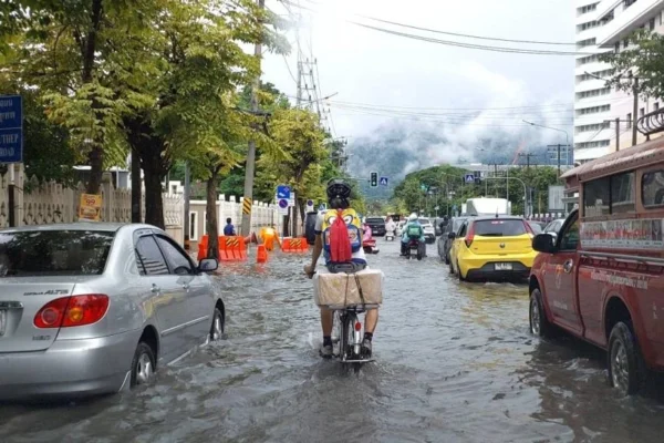 พายุ”คาจิกิ”แผ่อิทธิพลถึงเชียงใหม่ทำฝนตกหนักโครมแรกทำหลายจุดทั่วเมืองจมน้ำแล้ว
