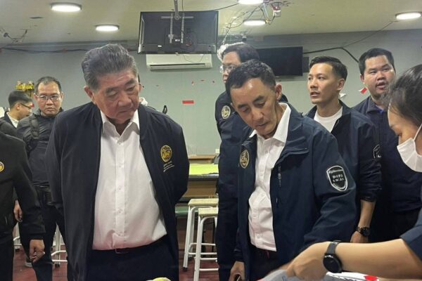 มท.1 “ภูมิธรรม” สั่งลุย!! เปิดปฏิบัติการ “สิงห์ปราบพยศ” #ทะลายบ่อนกลางดอนเมือง รวบผีพนัน 200 คน พบเงินหมุนเวียนมหาศาลกว่า 500 ล้านต่อเดือน