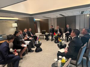 ไทย-จีน-เมียนมา จับมือยกระดับความร่วมมือสืบสวน ติดตามตัวผู้ต้องหา มุ่งสกัดกั้นสารตั้งต้นและเคมีภัณฑ์ในพื้นที่รัฐฉานตอนเหนือ พร้อมพัฒนาระบบการระบุและยืนยันตัวตนบุคคล (Biometrics)