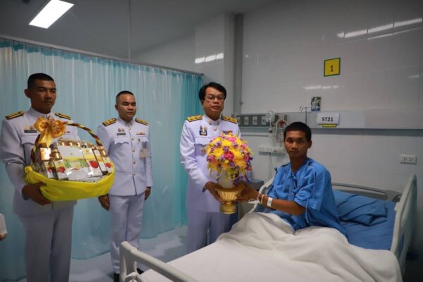 พระบาทสมเด็จพระเจ้าอยู่หัว พระราชทานแจกันดอกไม้และกระเช้าสิ่งของแก่ทหารผู้บาดเจ็บจากเหตุชายแดนไทย-กัมพูชาในพื้นที่จังหวัดสุรินทร์ จำนวน 4 นาย