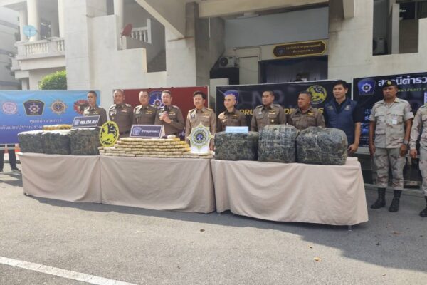 ตำรวจสกัดจับหนุ่มขนยาบ้า 3.2 ล้านเม็ด สารภาพทำมาแล้ว 3 ครั้ง ได้ค่าจ้างครั้งละ 20,000 บาท ตำรวจคุมตัวขยายผลหาผู้ว่าจ้าง