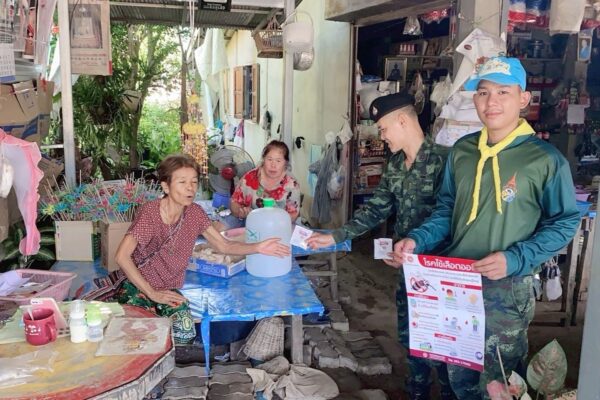 🇹🇭💚 มทบ.37 จัดกำลังพลจิตอาสาพระราชทาน จัดกิจกรรม “เคาะประตู สู่ความห่วงใย เตือนภัยช่วงนี้ฝนจะตกชุกในพื้นที่ภาคเหนือ และโรคไข้เลือดออก” ด้วยการเข้าพบปะประชาชน ตำบลแม่เงิน อำเภอเชียงแสน