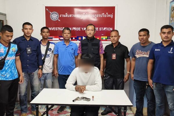 “ศรีสะเกษ” เถื่อน! 2 โจ๋ นัดเคลียร์ใจกลางสี่แยก จ่อปืนจี้หัวแย่งจีบ หญิงสาว วัย 16 ปี