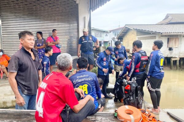 จ.ตราด ระทึกรุ่งสางเช้าตรู่“จีพีเอสพาหลง! รถพ่อ-ลูก 3 ชีวิต พุ่งตกคลอง รอดตายหวุดหวิด