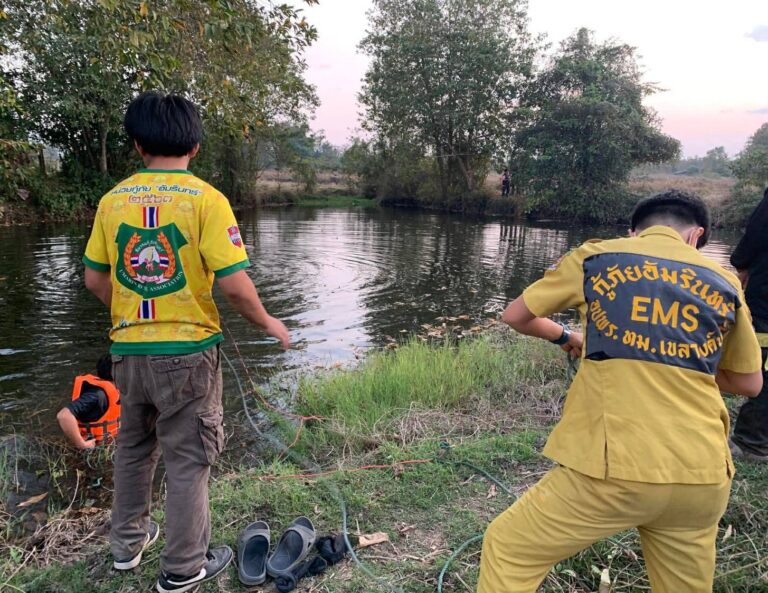 *ลำปาง*พบร่างผู้สูญหายหญิงสูงวัยในสระน้ำกลางทุ่งนาหลังจากชาวบ้านระดมกันออกตามหาทั้งวัน